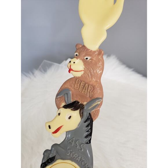 Vintage Genuine BEAR ASS SCRATCHER Plastic Back Hand Donkey Brown Bear Las Vegas - Picture 4 of 11
